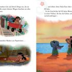 Links: Lilo zieht Stitch in einem roten Wagen. Beide lachen. Rechts: Lilo und Stitch tanzen am Meer bei Sonnenuntergang.