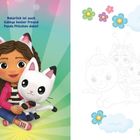 "Natürlich ist auch Gabbys bester Freund Panda Pfötchen dabei!" Ein Mädchen mit Katzenohren, hält einen weißen Plüschkatze.