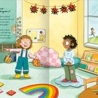 "Li est du mich im Kindergarten?" Zwei Kinder in einem bunten Raum, Spielsachen und Bücherregal. Ein Kind zeigt auf andere.