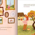 Links: „Auch wenn meine Oma schon alles gesehen, alles gehört, und noch viel mehr erlebt hat, entdeckt sie jeden Tag die Welt mit mir neu. Und freut sich am Leben, genau wie ich. Das ist Zauberei.“  
Rechts eine Illustration: Eine Oma schaut ein Kind an, das in einem Apfelbaum klettert, mit einem Korb am Boden. Links Bilderrahmen mit Reisemotiven.