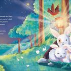 Ein Rotkehlchen mit Laterne fliegt über schlafende Kaninchen im Wald, während Dachse vorbeigehen.