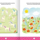 Links: „Immer eine Fee und ein Einhorn gehören zusammen. Verbinde sie mit einer Linie.“ Rechts: „Kannst du die 10 Schmetterlinge entdecken, die sich auf der Einhornwiese tummeln?“ Links Feen und Einhörner, rechts bunte Blumenwiese mit Schmetterlingen.