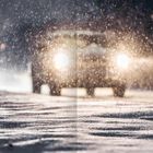 „Los geht’s! Öffne gleich diese Seite!“. 

Ein verschneiter Weg, Autos mit Scheinwerfern im Schneefall.