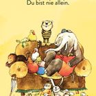 „Du bist nie allein.“ Verschiedene Tiere sitzen fröhlich auf einem Sofa.