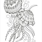 Zwei kunstvoll verzierte Quallen mit detaillierten Mustern, umgeben von Blasen in einer schwarz-weißen Illustration.