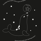 „Die Robbe Rosa spielt nicht nur gern mit Bällen. Kannst du ihr noch mehr Spielzeug malen?“ Eine Robbe balanciert einen Ball.