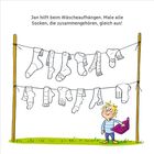 "Jan hilft beim Wäscheaufhängen. Male alle Socken, die zusammengehören, gleich aus!" Illustration: Kind mit Korb vor Leine voller Socken im Freien.