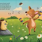 Text: "Sieh nur, wie begeistert das Reh mit seinen Rasseln spielt!... Hör mal!"

Illustration: Ein fröhliches Reh mit Rasseln und ein lächelnder Igel mit Taktstock auf einer Wiese.