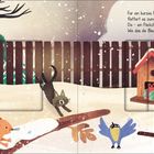 Text: "Für ein kurzes Futterpäuschen flattert es zum Vogelhäuschen. Da – ein Päckchen wartet heut! Wie das die Blaumeise sich freut!" Illustration: Winterlandschaft mit Vögeln, Eichhörnchen und Vogelhäuschen im Schnee.