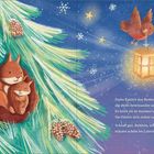 Zwei Eichhörnchen kuscheln in einem Nest auf einem Tannenbaum; ein Vogel fliegt mit einer Laterne durch die Nacht.