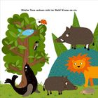 Text: "Welche Tiere wohnen nicht im Wald? Kreise sie ein." Illustration: Ein Baum mit Tieren wie Fisch, Marienkäfer, Wildschweinen, Löwe.