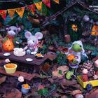 Text: "Sie tragen den Tisch hinaus, hängen eine Girlande auf und feiern ein Kürbisfest. Und was gibt es zu essen? Kürbissuppe natürlich! Die Freunde sind glücklich: jetzt haben sie wirklich genug Vorräte für den Winter. 'Das müssen wir feiern!', sagt die kleine Maus. Die anderen stimmen begeistert zu."

Beschreibung: Eine herbstliche Szene mit kleinen Figuren, Kürbis und Girlande.