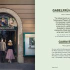 Links ein Schild "ZUM FIGLMÜLLER" über einem Eingangsbereich. Rechts Definitionen von "GABELFRÜHSTÜCK" und "GARNITUR".