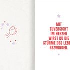 "Mit Zuversicht im Herzen wirst du die Stürme des Lebens bezwingen." Links: Illustration von Sternen und einer Mondsichel.