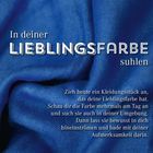 Text: „In deiner Lieblingsfarbe suhlen.“ Hintergrund ist ein blauer Stoff in Nahaufnahme.