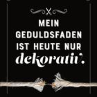 „Mein Geduldsfaden ist heute nur dekorativ.“ Eine Illustration mit zerfranster Kordel in der Mitte und dekorativen Ecken.