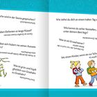 Links steht ein grüner Grashüpfer, rechts drei fröhliche Kinder mit Schulranzen.