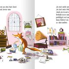 Ein Fuchs in einer unordentlichen Stube, eine empörte Gans schimpft, sie soll der Weihnachtsbraten sein. Viele Bücher und Chaos.