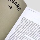 Links steht "EINGANG" mit einem Pfeil. Rechts ist Text über die Galleria Umberto in Neapel.