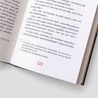 Seite eines Buches mit roten Seitenzahl "225", Text enthält Dialoge und Anmerkungen. Rotes Leseband links sichtbar.