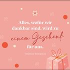 "Alles, wofür wir dankbar sind, wird zu einem Geschenk für uns." - Thomas Romanus. Hellroter Hintergrund mit Geschenk-Illustration.