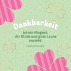 "Dankbarkeit ist ein Magnet, der Glück und gute Laune anzieht. ANGELIKA EMMERT" Umgeben von rosa und grünen Kleeblättern.