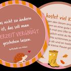 Oranger Kreis, weißer Text: "Was nicht zu ändern ist, das soll man JEDERZEIT VERGNÜGT geschehen lassen." Igel und Herz-Illustration.