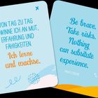 Links steht: "Von Tag zu Tag gewinne ich an Mut, Erfahrung und Fähigkeiten. Ich lerne und wachse." Rechts auf Englisch.