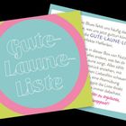 Text: „Gute-Laune-Liste“. Farbige Karten mit Tipps zur Stimmungsaufhellung. Pastellfarben.