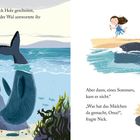 Ein Mädchen spielt einer Walflosse Flöte vor, während der Wal im Wasser antwortet. Sie steht später am Strand.