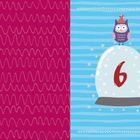 Eine rote "6" in einer Schneekugel, darüber eine Eule mit Hut, links Geschenk-Icon.