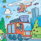 Illustration eines lächelnden Kindes in einem roten Feuerwehrauto, darüber ein Helikopter und umgeben von Vögeln und Bäumen.