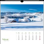 Text: "Februar," "February," "Février," Kalender mit schneebedeckter Landschaft, Hügel, Bäume, Bauernhäuser, blauer Himmel.