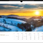 Februar-Kalenderblatt mit Winterlandschaft in St. Peter, Sonnenuntergang über verschneiten Hügeln und Bäumen im Vordergrund.