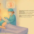 „Dann durfte ich dich endlich in meinem Bauch tragen“, sagt Mama leise. Illustration: Ärzte legen Kugel in den Bauch.
