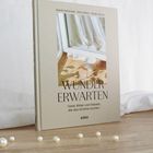 "Wunder erwarten. Texte, Bilder und Gebete, die das Schöne suchen. adeo". Ein Buch mit Bild von Fenster, Becher, Vorhang.