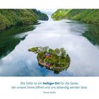 Text: "Die Stille ist ein heiliger Ort für die Seele, der unsere Sinne öffnet und uns lebendig werden lässt." Tomas Sjödin. Eine kleine, bewaldete Insel im See.