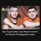 Text: "Bar Kupershtein und Maxim Herkin im Hamas-Propaganda-Video." Zwei Männer in orangefarbener Kleidung sitzen nebeneinander.