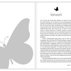 "Vorwort" steht rechts oben unter einem kleinen Schmetterling. Links ist ein großer, grauer Schmetterling halb sichtbar.
