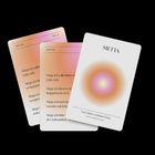 Karten mit der Aufschrift "METTA" und Sätzen zur liebevollen Güte. Softes Farbspiel in orange und rosa.