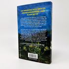 Ein Buchrücken mit Text über das Erleben eines Jahres in der Natur. Darunter eine Illustration von Pflanzen.