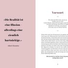 Zitat: "Die Realität ist eine Illusion – allerdings eine ziemlich hartnäckige." - Albert Einstein

Vorworttext meint, wir sehen die Welt durch unsere inneren Muster. Es wird gefragt, ob man bereit ist zu sterben, bevor man richtig lebt.