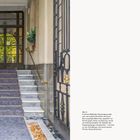 01 EINFÜHRUNG 13. Abb. 2: In diesem Mailänder Hauseingang zeigt sich, wie kraftvoll Schönheit sein kann. Marmortreppe mit Pflanzen.