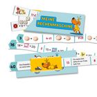 "MEINE RECHENMASCHINE" auf blauem Hintergrund, Hundeillustration, bunte Zahlen und Rechenaufgaben, spielerisches Design.