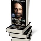 Text: "ALEXANDER HUBER" und "ÜBERLEBEN TROTZ BERGSTEIGEN". Stapel Bücher mit Porträt eines Mannes auf dem Cover.