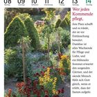 Märzkalender mit Zitat von Gabriele Tergit. Bild: Garten mit bunten Blumen und Büschen im Sonnenschein.