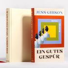 "JESS GIBSON", "EIN GUTES GESPÜR", "stories", "blessing". Buchcover mit farbigen Rechtecken und Frau von hinten.