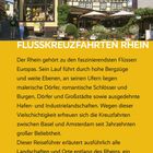 Text im gelben Bereich: "FLUSSKREUZFAHRTEN RHEIN". Historische Fachwerkhäuser mit bunten Blumen, sonniges Café.