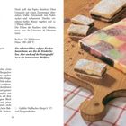 "Papageienkuchen" Rezept mit buntem Kuchen auf Holzbrett, kleine Stücke daneben, Backzeiten und Temperaturen angegeben.