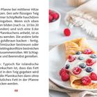 Rezept für isländische Pfannkuchen. Teller mit Pfannkuchen, Sahne und Beeren. Schälchen mit Himbeeren daneben.
